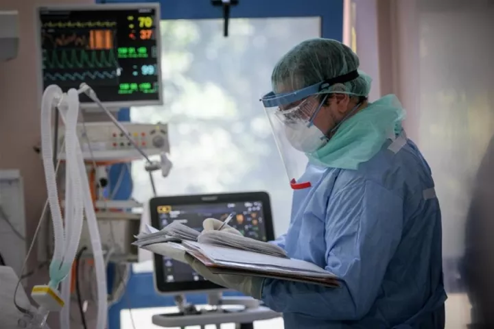 Σενάρια για νέα μέτρα με το αρνητικό ρεκόρ κρουσμάτων - Οι τρεις εστίες υπερμετάδοσης