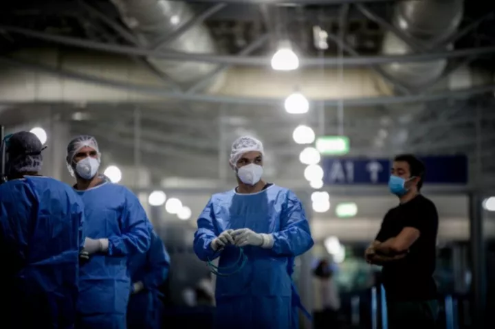 Ξεπερνούν τους 5.000 οι νοσηλευόμενοι - 100 διασωληνώσεις καθημερινά