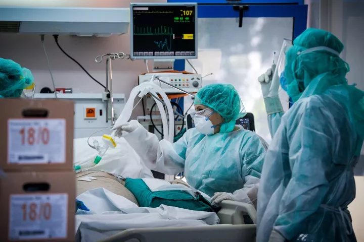 Αμείωτη η πίεση στις ΜΕΘ με 841 διασωληνωμένους - 1.829 κρούσματα,  65 θάνατοι