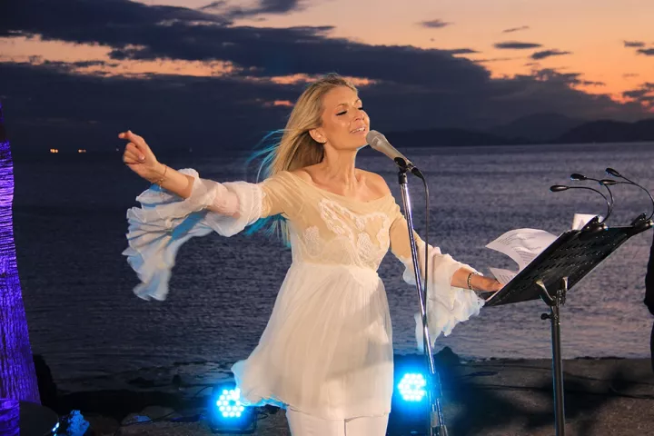 Όλγα Βενέτη: «Να χαμογελάσουμε και να ελπίσουμε πάλι»