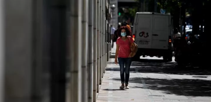 Ποιες περιοχές μπαίνουν στο «βαθύ κόκκινο» - Πού χαλαρώνουν τα μέτρα