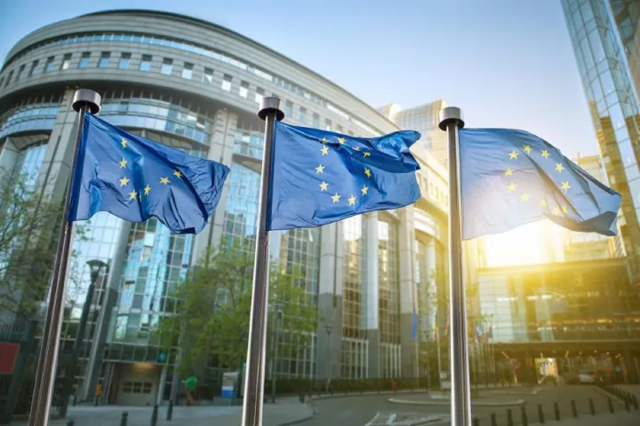 Το Παρίσι καλεί την Κομισιόν να εξετάσει τα εθνικά σχέδια οικονομικής ανάκαμψης «το συντομότερο δυνατόν»