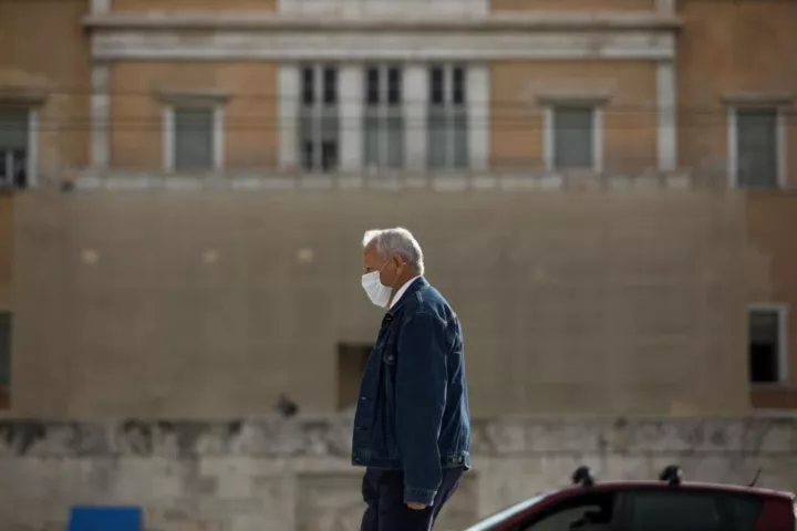Ανησυχία για τις μεταλλάξεις του ιού - Στο τραπέζι η χρήση διπλής μάσκας