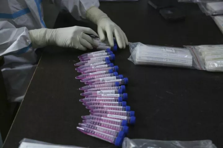 Άμυνα με τα μέτρα, επίθεση με το εμβόλιο - Κανένας εφησυχασμός για Πρωτοχρονιά, ακόμα επιβαρυμένες οι ΜΕΘ