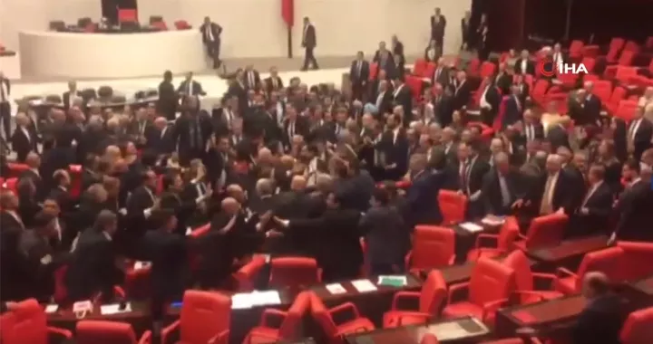 Ξύλο στην τουρκική βουλή
