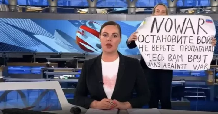 Ρωσία: Συνελήφθη ξανά η δημοσιογράφος που διαμαρτυρήθηκε για τον πόλεμο στην τηλεόραση