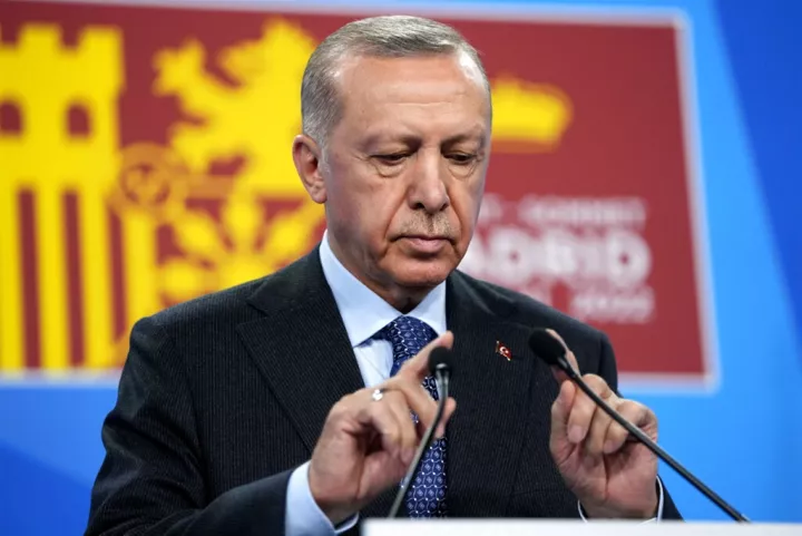 Ερντογάν κατά Ελλάδας: Στρατιωτικοποιεί νησιά, παραβιάζει τον τουρκικό εναέριο χώρο