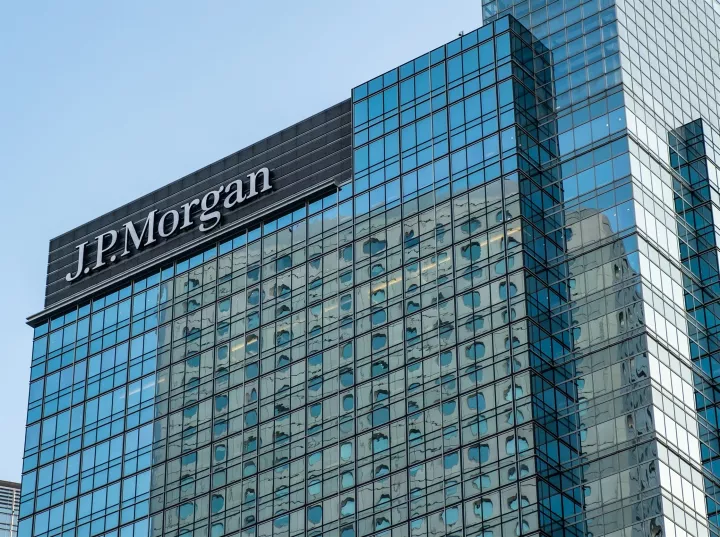 JP Morgan: Θετική μακροπρόθεσμα αλλά stop out στο long για τα ελληνικά ομόλογα