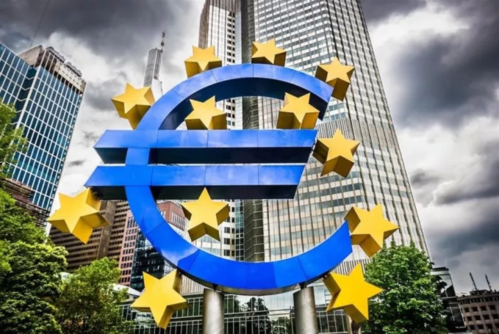 Bloomberg: Η EKT εξετάζει σχέδιο για να δέχεται ελληνικά ομόλογα έως το 2024