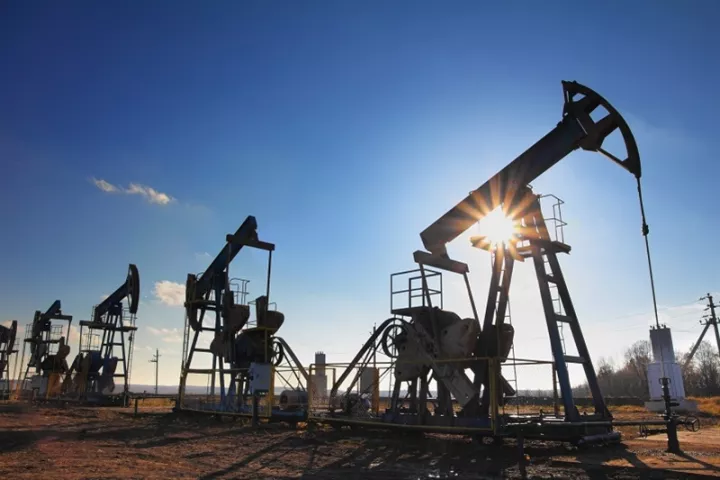 Ελεύθερη πτώση 15% για το φυσικό αέριο και υποχώρηση των τιμών του πετρελαίου