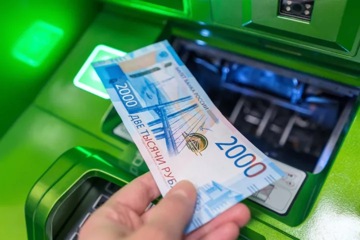Σε ιστορικό χαμηλό το ρούβλι, χάνει 10% - Sell off στο Χρηματιστήριο της Μόσχας